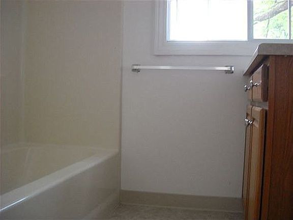 5th image of 823 W Vine St APT 3