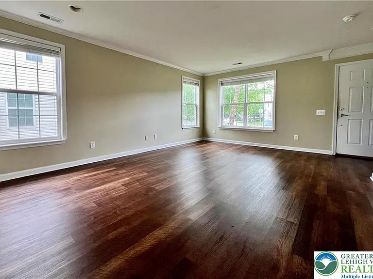 8395 Saylor Ct — Photo 3