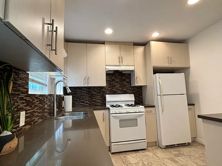 649 N Harper Ave #649 — Photo 2