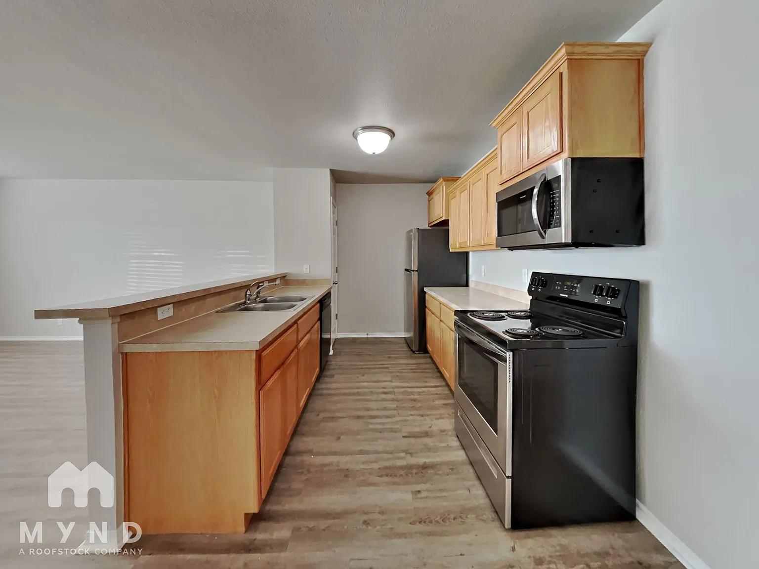 2 bed, 1.0 bath, 1030 sqft — Photo 3
