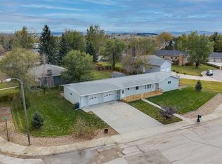 2121 Hillsview Dr, Belle Fourche, SD 57717