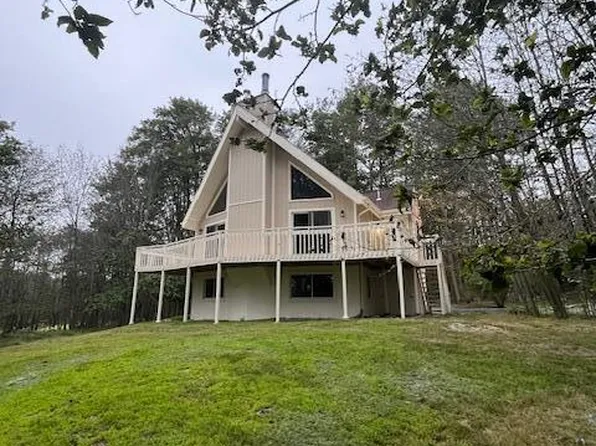 1673 Marina Dr, Tobyhanna, PA 18466