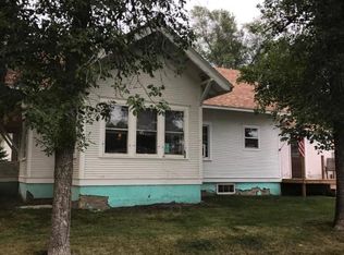 15 1st St, Gwinner, ND 58040