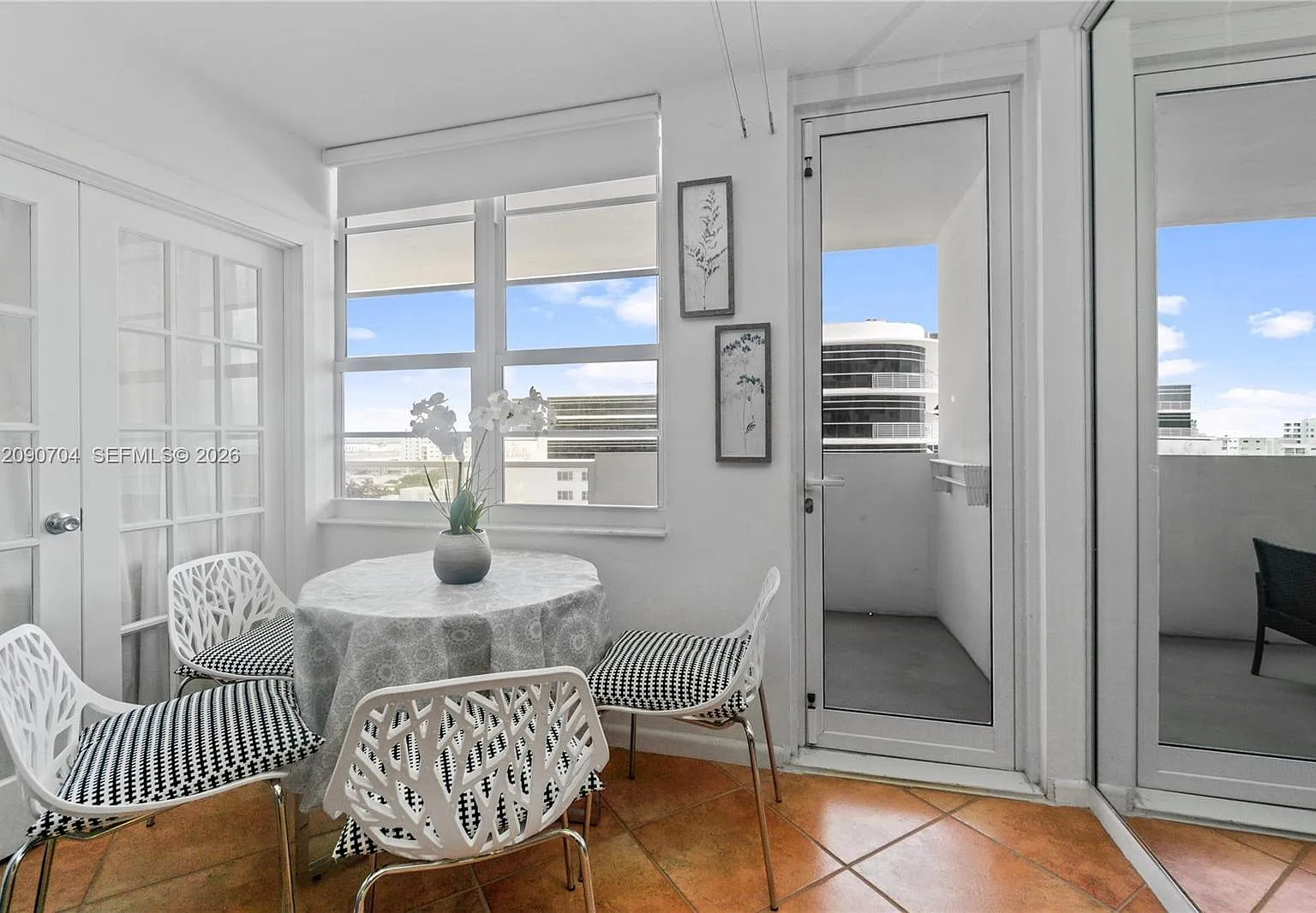 The Decoplage Condo — Photo 3