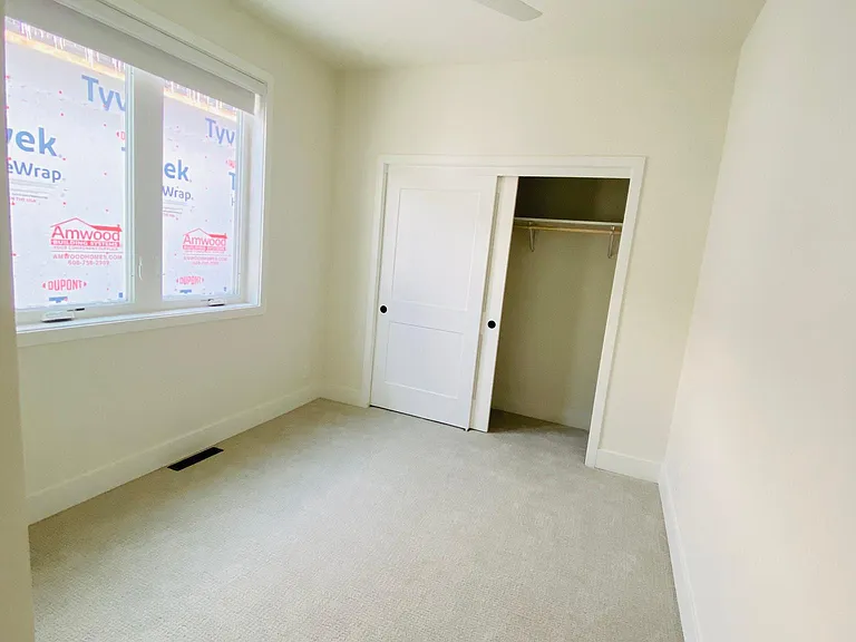 Bedroom (Main floor)