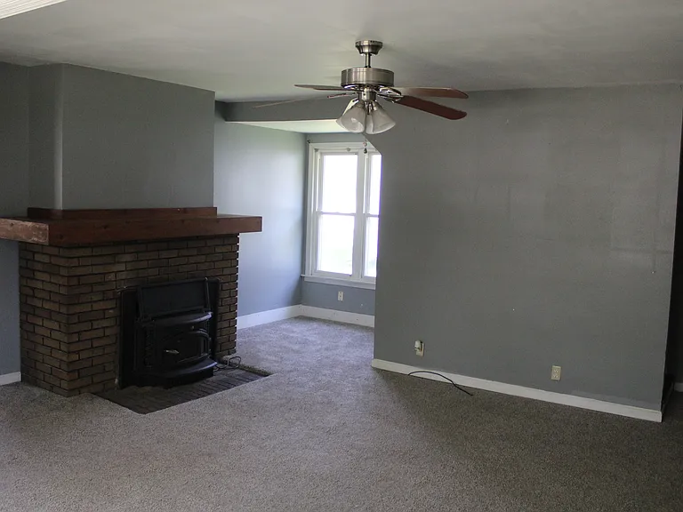 603 E Clyde St — Photo 4