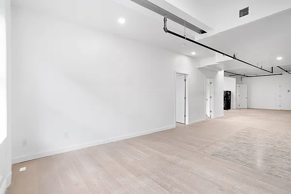 Rented by Safdie Realty Group | media 24