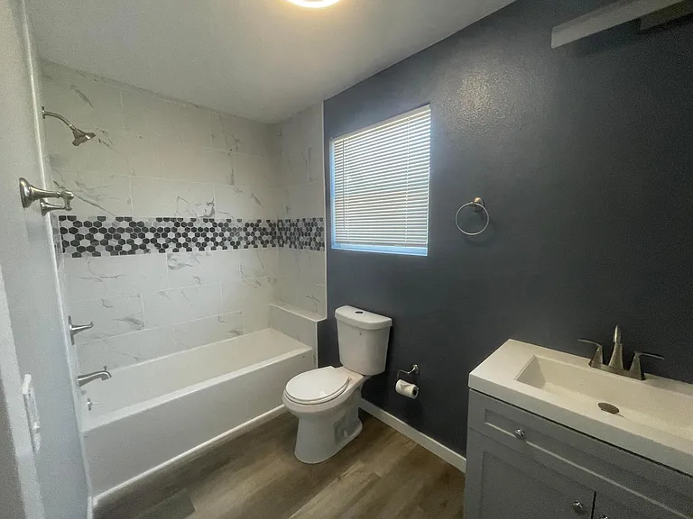 212 W 5th St #1 — Photo 9