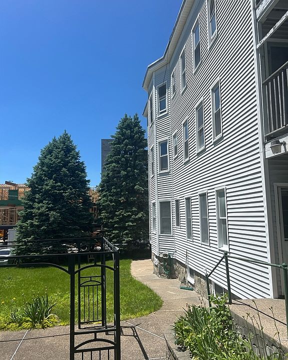 2nd image of 35 Heron St