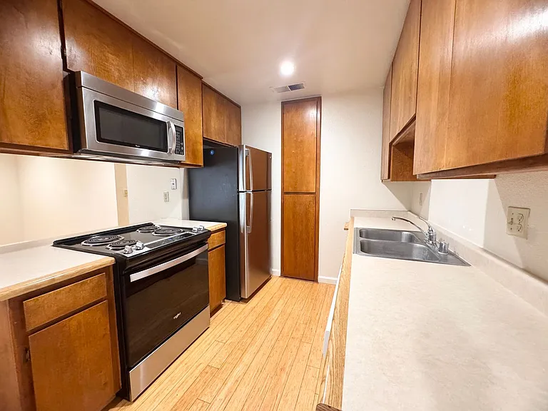 Stadium Village Apartments — Photo 30