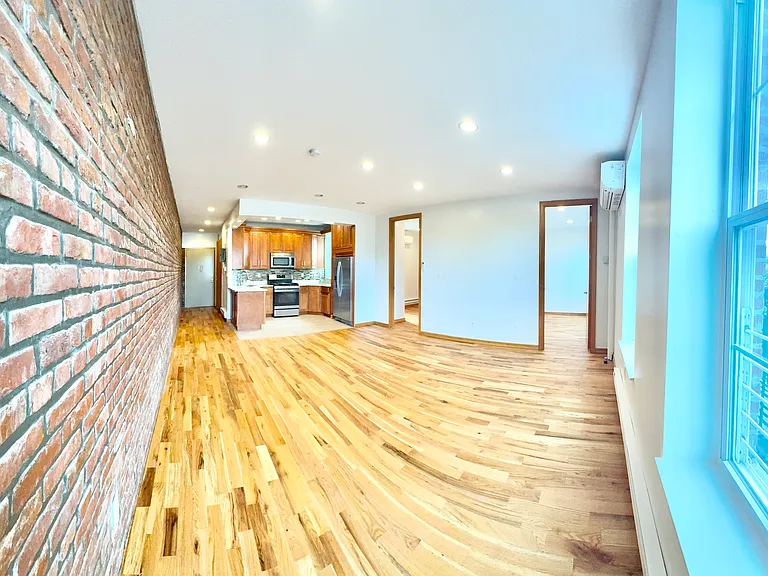 1240 E 7th St #5 — Photo 2