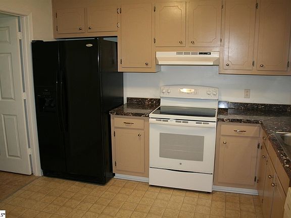 3rd image of 422 Willow Dr