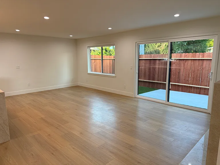 23432 Victory Blvd — Photo 6