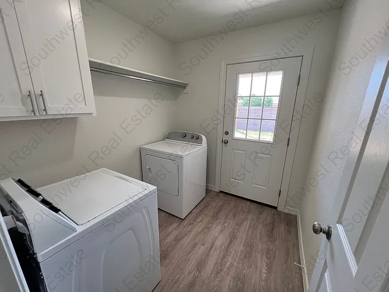 2121 Bobwhite Ct. — Photo 9