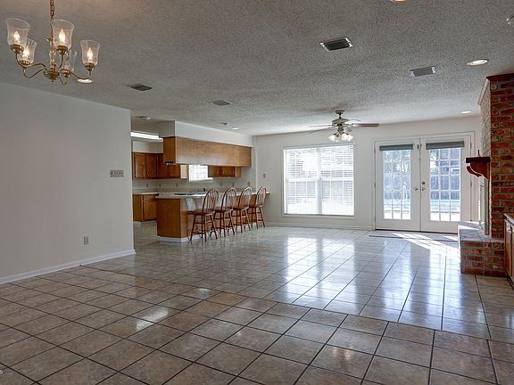 3rd image of 1405 Dehart Dr