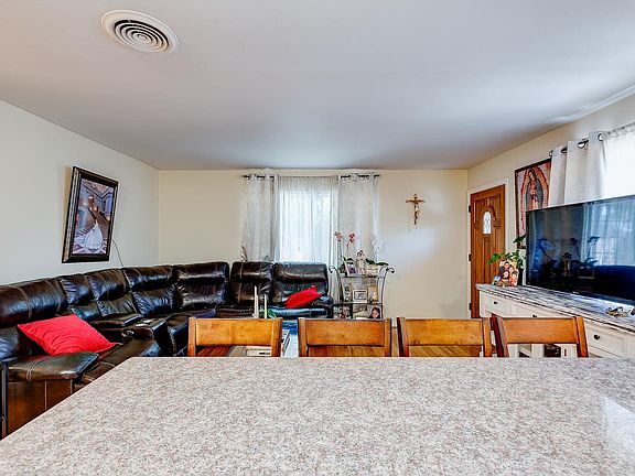 5th image of 875-877 Altamont Ct