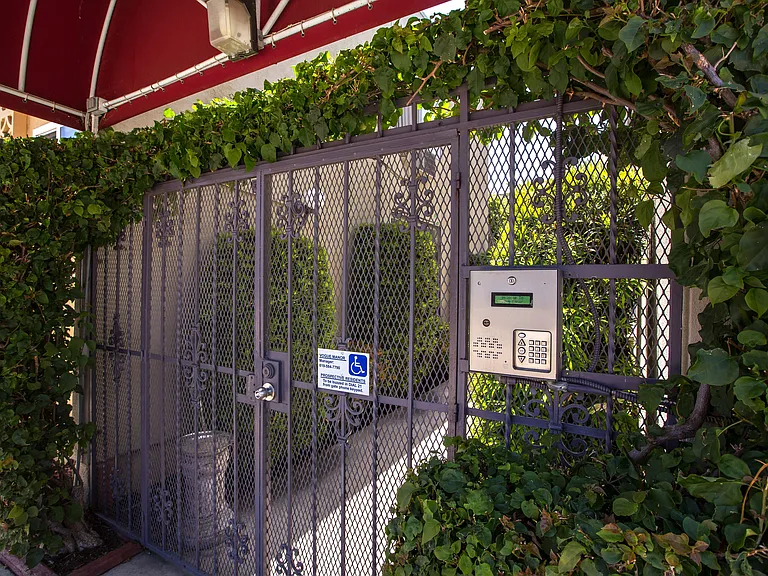 Vogue Manor — Photo 3