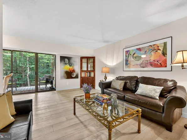 2208 Castle Rock Sq APT 2B, Reston, VA 20191