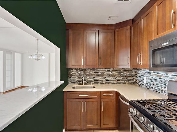 4th image of 23 Water Grant St APT 6P