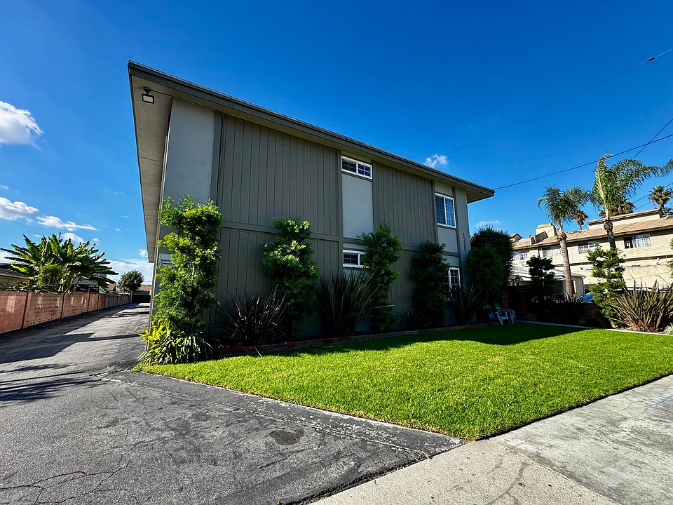 Sharp 15 unit executive building with on-site laundry & covered parking!