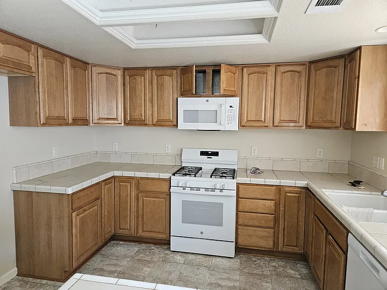 1033 Monterra Ln — Photo 3
