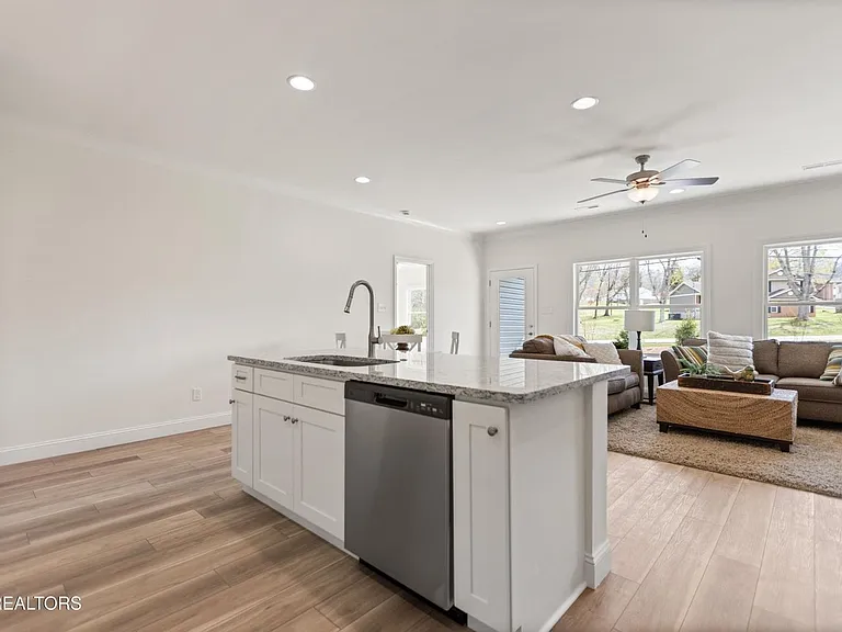 1402 Summer Meadow Dr — Photo 6