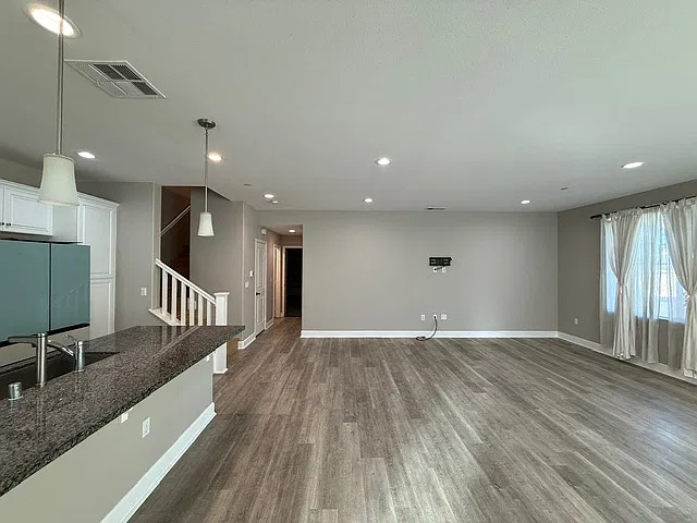 3 bed, 2.5 bath, 1811 sqft, $3,200 — Photo 2