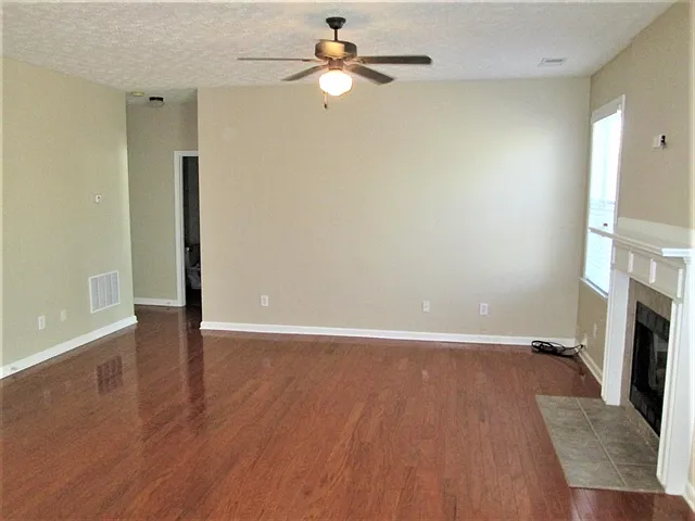 4 bed, 2.5 bath, 2456 sqft, $2,555 — Photo 3