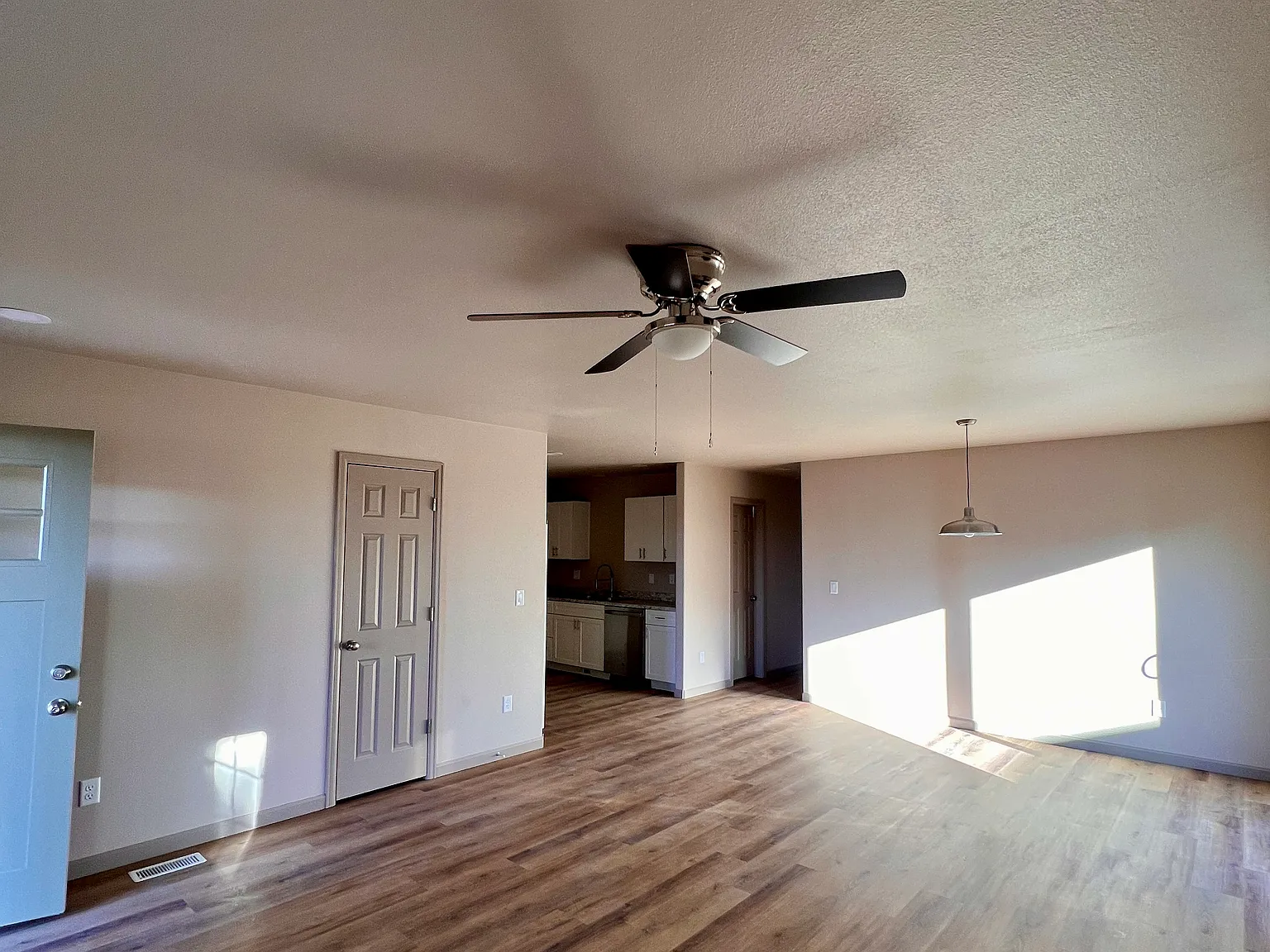 338 S Clarion Dr — Photo 3