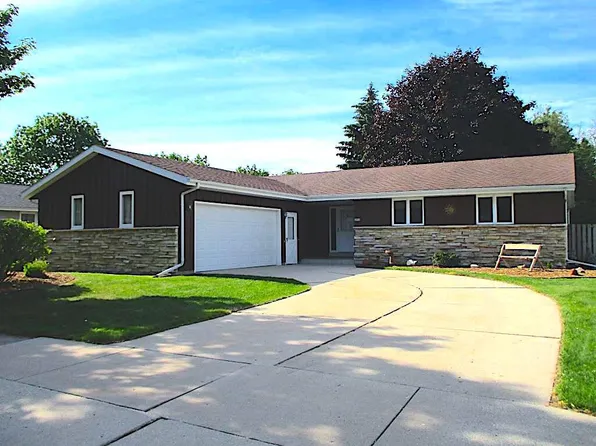 2211 Camelot BOULEVARD, Sheboygan, WI 53081