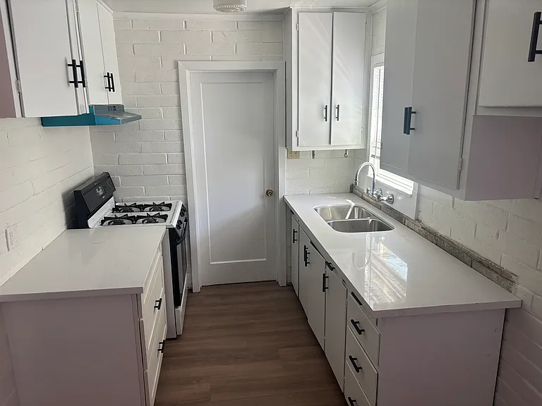 Laurel Ave — Photo 8