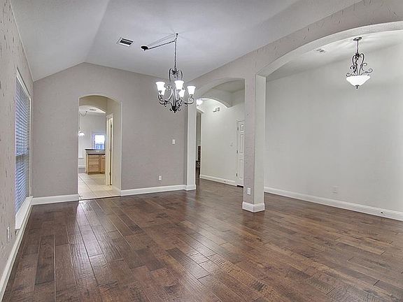 5th image of 910 Rockton Dr
