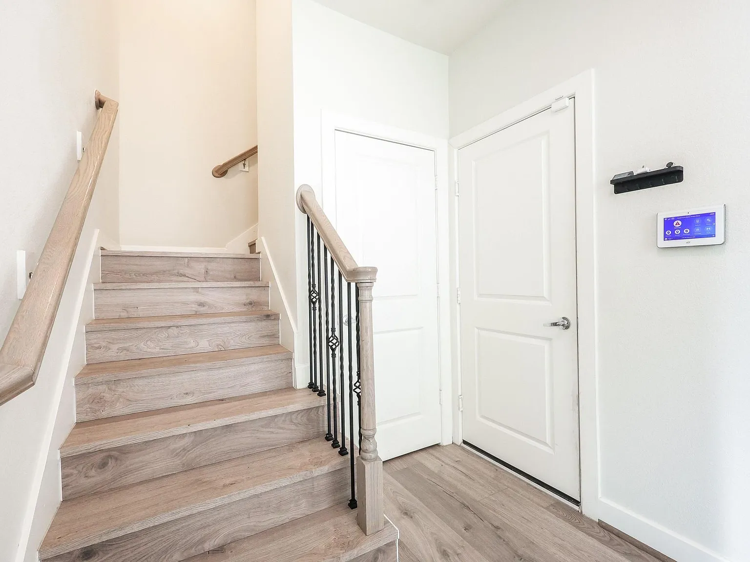 3 bed, 3.5 bath, 1834 sqft, $2,700 — Photo 3