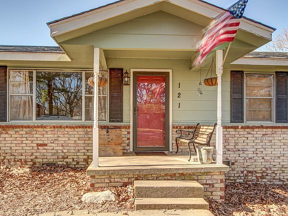 2nd image of 121 W Oak Hill Cir