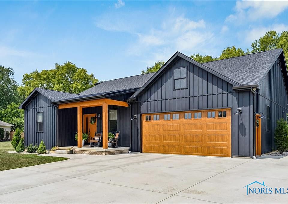 1st image of 890 Deer Trail Ct