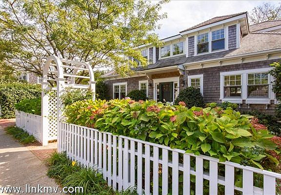 Curb appeal with front yard and mature plantings.