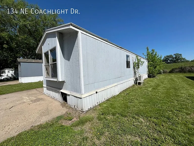 134 NE Coachlight Dr — Photo 2
