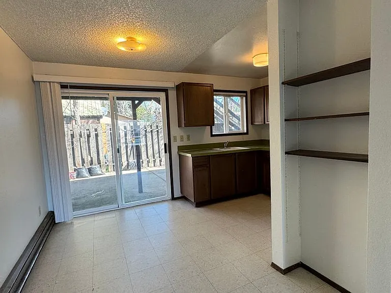 1204 N B St — Photo 17