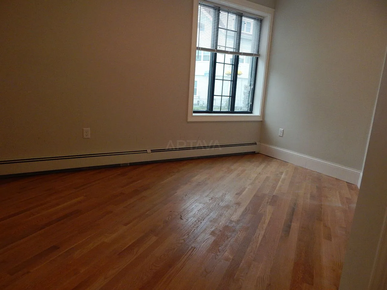 Ball Square / Spring Hill area, 5 bedroom, 2 bathroom apartment — Photo 3