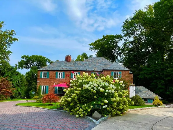 90 Old Pond Road, Great Neck, NY 11023