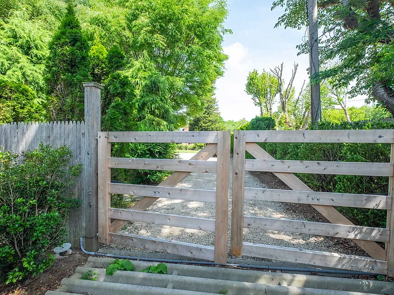 241 Pantigo Rd — Photo 37