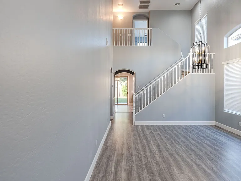 1546 E Nightingale Ln — Photo 4