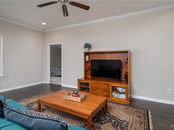 4th image of 209 Bradford Cir