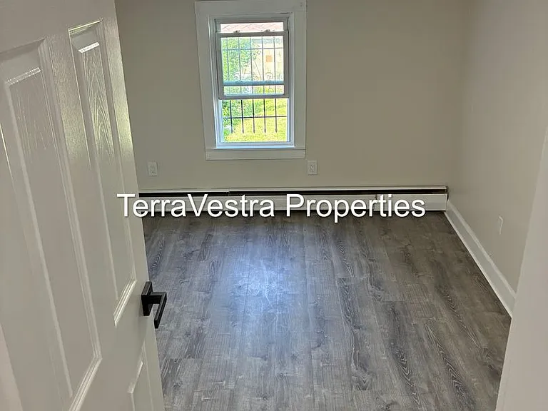 216 Broadway — Photo 10