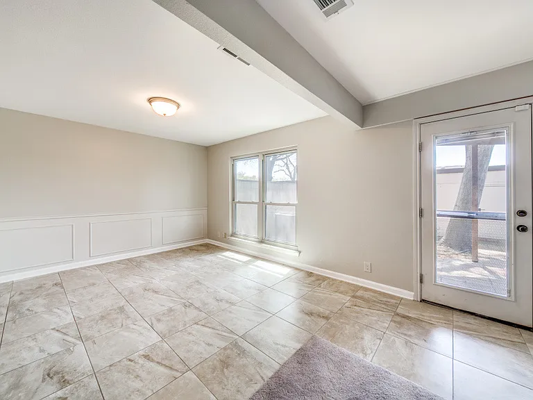 5866 Royal Rdg — Photo 3