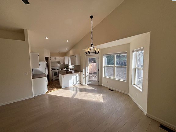 3rd image of 345 NW Parr Dr