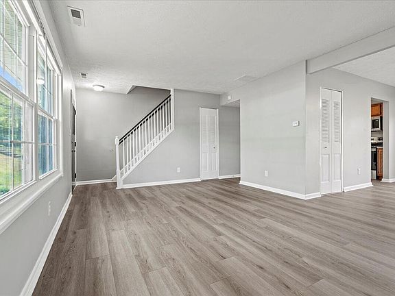 5th image of 3500 Warwick Dr APT 27