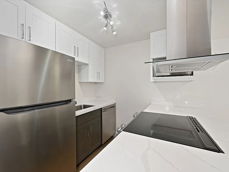 732 N 95th St — Photo 25