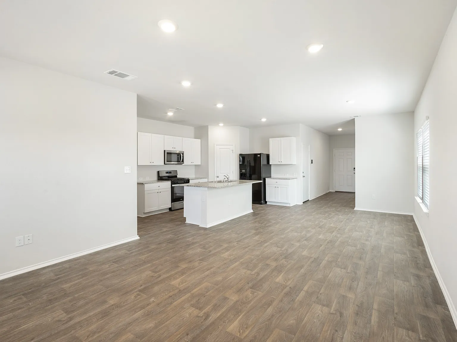 5 bed, 2493 sqft, $1,900 — Photo 3
