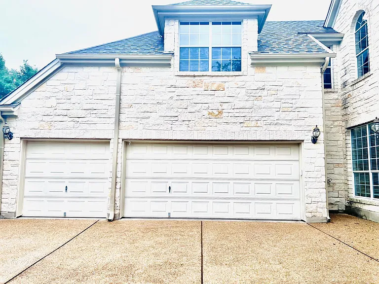 10905 Roy Butler Dr — Photo 6
